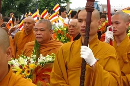 Chùm ảnh: Sân bay Vinh rực rỡ sắc màu cờ Phật giáo